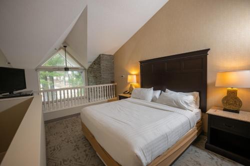 een slaapkamer met een groot bed en een raam bij Peek'n Peak Resort Trademark Collection by Wyndham in Clymer