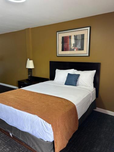 a bed in a hotel room with a large bed at NORTHERN MOTEL in Sault Ste. Marie