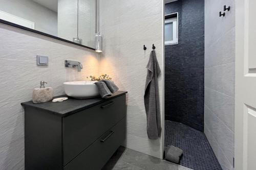 a bathroom with a sink and a shower at Ferienwohnung Seckenheim - luxuriös übernachten zwischen Mannheim und Heidelberg in Mannheim