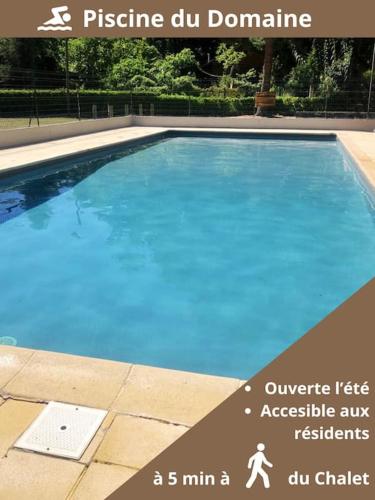 Bazén v ubytování Le Chalet avec jacuzzi privatif nebo v jeho okolí