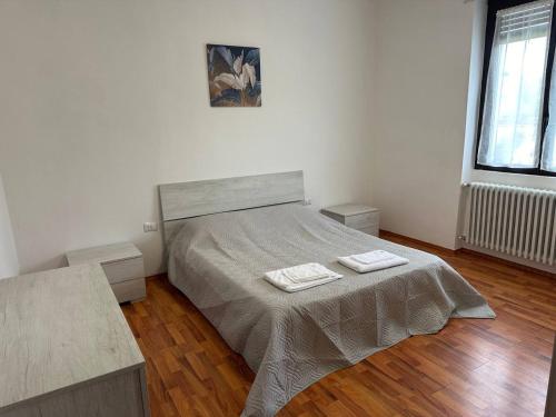 sypialnia z łóżkiem z dwoma ręcznikami w obiekcie Il Laghetto - Residenza w mieście Casorate Sempione