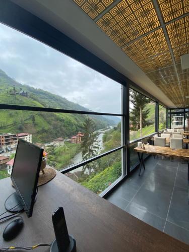 Habitación con escritorio y vistas al río. en Vadidekal Suite Hotel, en Çamlıhemşin