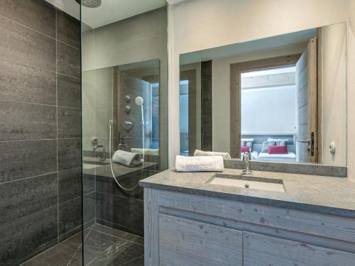 Appartement 4 pièces de prestige, spacieux et raffiné, proche du Vieux Village, pour 6 personnes