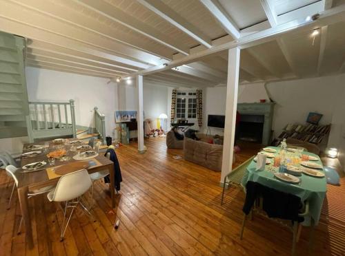 ein Wohnzimmer mit einem Tisch und Stühlen im Zimmer in der Unterkunft Villa Julia Marie in Saint-Valéry-en-Caux