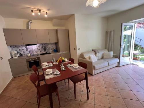 een keuken en een woonkamer met een tafel en stoelen bij Arancio in Verbania