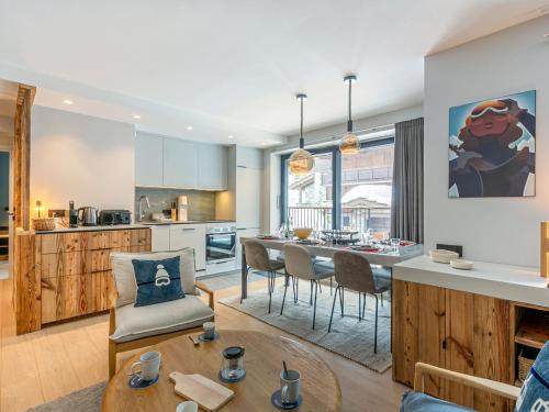 une cuisine et un salon avec une table et des chaises dans l'établissement Bel appartement 3 pièces avec wifi, garage et terrasse, pied des pistes, résidence neuve à Val-d'Isère - FR-1-694-331, à Val dʼIsère