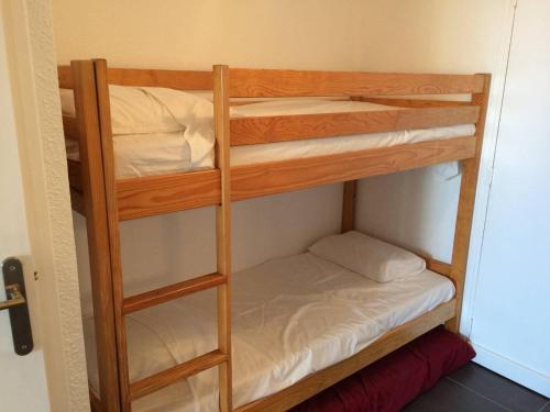 quelques lits superposés dans une chambre dans l'établissement Studio Cabine 4 pers, parking privé, direct plage - FR-1-559-37, à Palavas-les-Flots