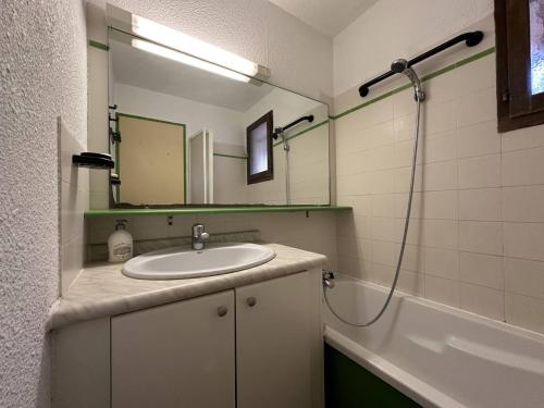 une salle de bain avec un lavabo, un miroir et une baignoire dans l'établissement Appartement avec terrasse ensoleillée pour 6 personnes à Sainte-Maxime - FR-1-768-77, à Sainte-Maxime