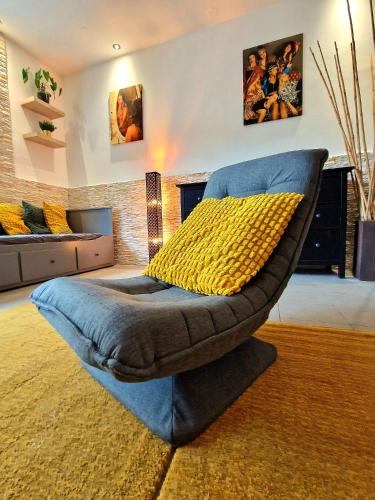 Un dormitorio con una gran cama azul con una almohada amarilla en Design apartment - city center, en Praga