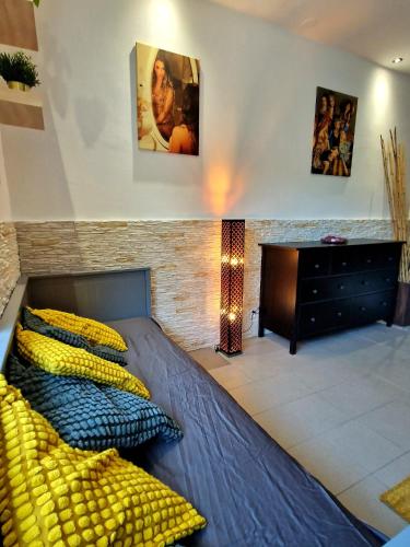 1 dormitorio con cama con almohadas de maíz y vestidor en Design apartment - city center, en Praga