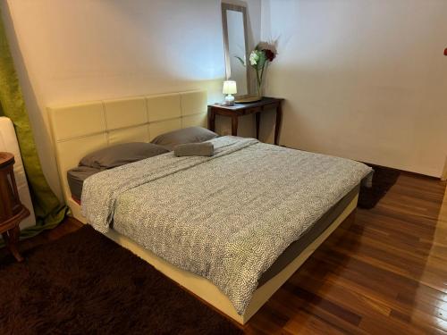 シャー・アラムにあるFarahuna Houseのベッドルーム1室(ベッド1台、鏡付きテーブル付)