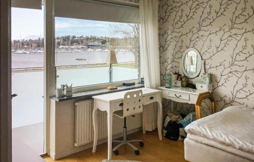 1 dormitorio con escritorio, espejo y ventana en Nice Home In Tby With House Sea View, en Danderyd