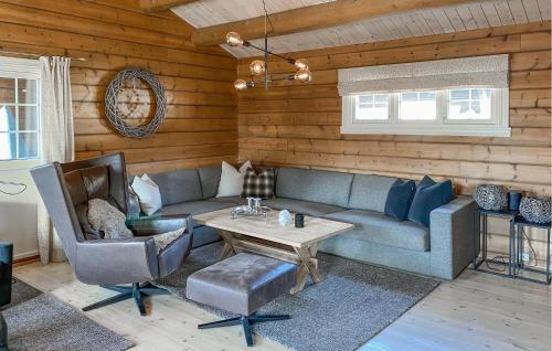 un soggiorno con un divano e un tavolo di 4 Bedroom Awesome Home In Bjorli a Bjorli