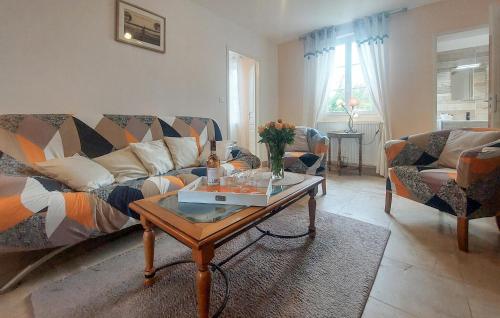 un salon avec un canapé et une table basse dans l'établissement 2 Bedroom Nice Home In Ponthoile, à Ponthoile