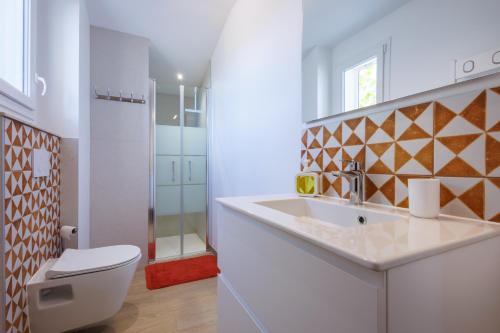 une salle de bain avec un lavabo, des toilettes et une douche dans l'établissement L'Ostalada LEMH - Magnifique maison 8 personnes, à Cairanne