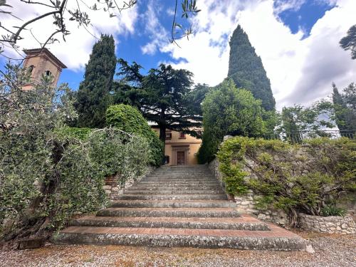 un escalier menant à une maison dans l'établissement Monastero del 600 vista Firenze, à Calenzano