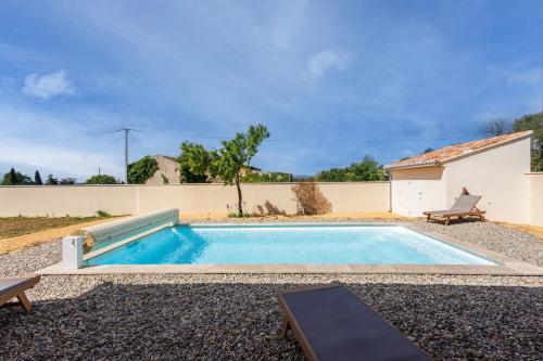 une piscine dans une cour avec une maison dans l'établissement L'Ostalada LEMH - Magnifique maison 8 personnes, à Cairanne