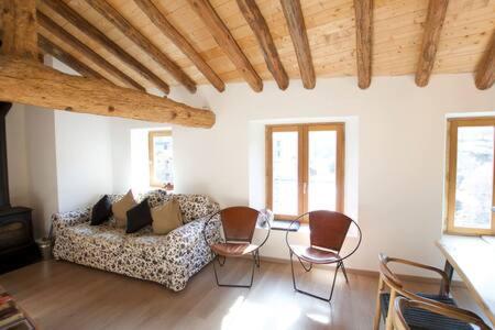 een woonkamer met een bank en twee stoelen bij Skyfall Maison in Valcebollère