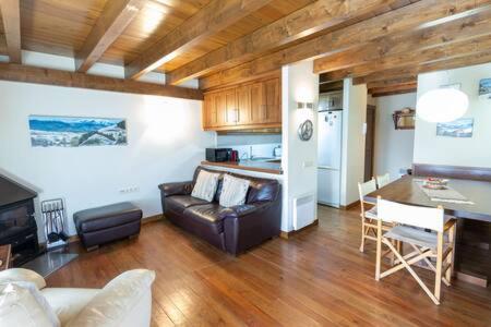 un salon avec un canapé et une table dans l'établissement Apartament l'Oreneta, à Estavar