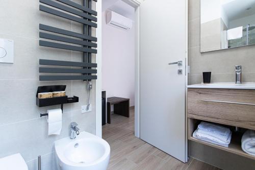 La salle de bains est pourvue de toilettes et d'un lavabo. dans l'établissement MAMA GUEST HOUSE, à Ciampino
