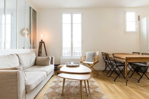sala de estar con sofá y mesa en Nice Apartment Near Paris, en Saint-Ouen