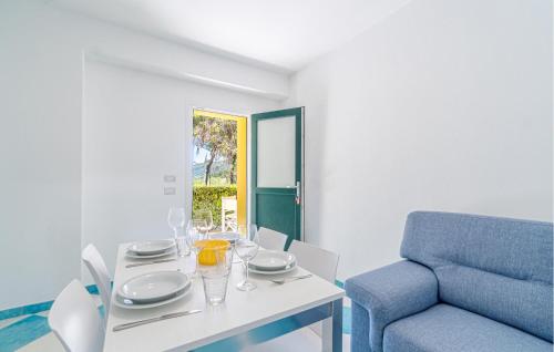 Khu vực ghế ngồi tại Awesome Apartment In Deiva Marina