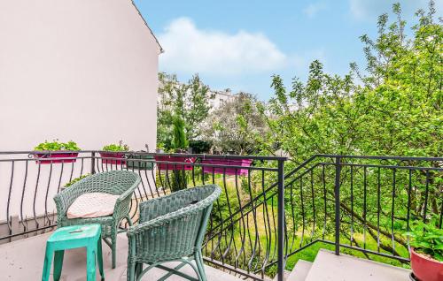 deux chaises et une table sur un balcon dans l'établissement Nice Home In Bourg-La-Reine With Wifi, à Bourg-la-Reine