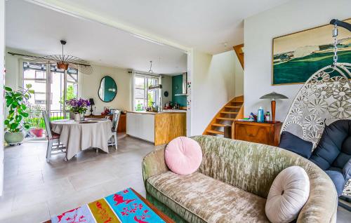 un salon avec un canapé et une table dans l'établissement Nice Home In Bourg-La-Reine With Wifi, à Bourg-la-Reine