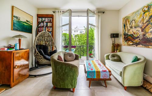 un salon avec deux chaises et une table dans l'établissement Nice Home In Bourg-La-Reine With Wifi, à Bourg-la-Reine