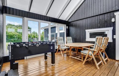 ein Wohnzimmer mit Billardtisch und Stühlen in der Unterkunft Three-Bedroom Holiday Home In Glesborg in Glesborg