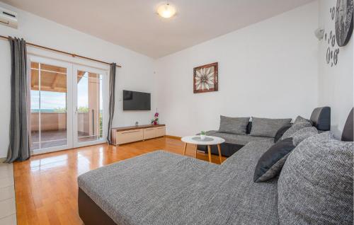 TV a/nebo společenská místnost v ubytování Stunning Apartment In Maslenica