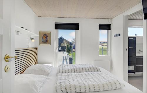 biała sypialnia z 2 łóżkami i oknem w obiekcie Pet Friendly Home In Rudkbing With Sauna w mieście Spodsbjerg