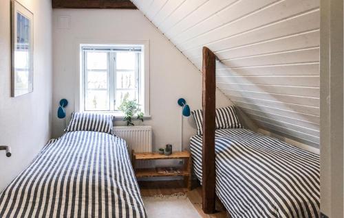 2 camas en una habitación con ventana en Gorgeous Home In Tistrup With Kitchen, en Tistrup