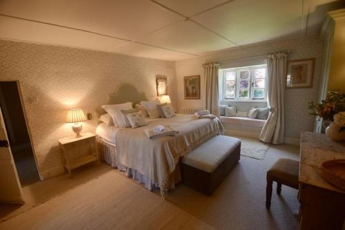 um quarto com uma cama grande e uma janela em Manor Farm House em Bristol