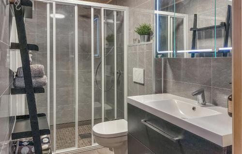 y baño con aseo, lavabo y ducha. en 4 Bedroom Gorgeous Home In Bjorli, en Bjorli