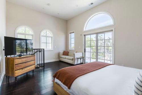 a bedroom with a bed and a flat screen tv at Blueground Burlingame wd ac near Caltrain SFO-1687 in Burlingame