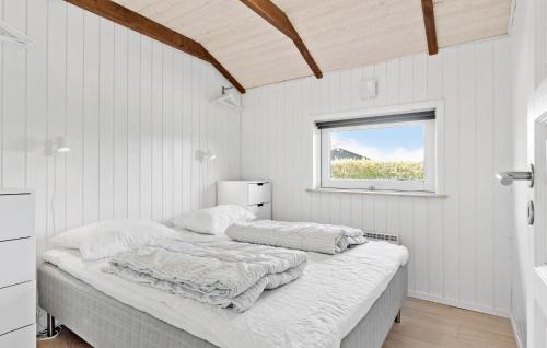 オテルプにあるAmazing Home In Otterup With Wifiのベッドルーム1室(窓付)