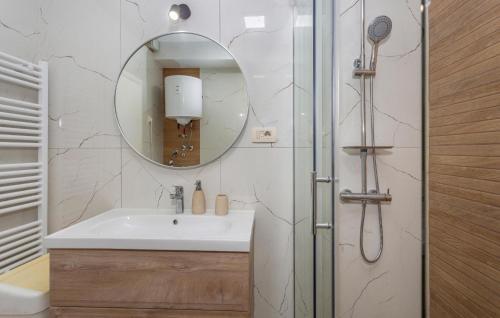 Mundanije的住宿－Awesome Home In Mundanije With 3 Bedrooms And Wifi，一间带水槽和镜子的浴室