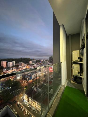 uma vista de uma cidade à noite a partir de um edifício em Modern luxury Home at The Shore by Mihome em Kota Kinabalu