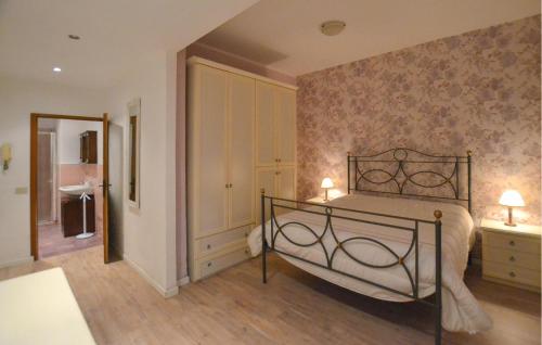 een slaapkamer met een groot bed en een badkamer bij Awesome Apartment In Arezzo With Kitchen in Arezzo