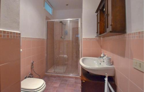 een badkamer met een douche, een toilet en een wastafel bij Awesome Apartment In Arezzo With Kitchen in Arezzo