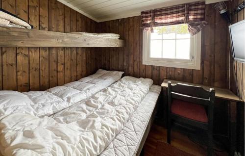 Giường trong phòng chung tại 3 Bedroom Nice Home In Sjusjen