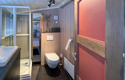 Sjusjøen的住宿－3 Bedroom Nice Home In Sjusjen，一间带卫生间和水槽的浴室