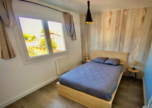 une chambre avec un lit et une fenêtre dans l'établissement Sewa surf House 10min de Capbreton Hossegor, à Bénesse-Maremne