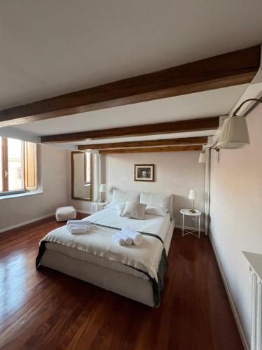 Voodi või voodid majutusasutuse Penthouse 23 - Vatican Charming Apartment toas