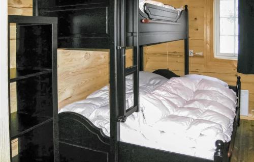 トリシルにあるAwesome Home In Trysil With 4 Bedrooms, Sauna And Wifiの白いベッドが備わるドミトリールームの二段ベッド1台分です。