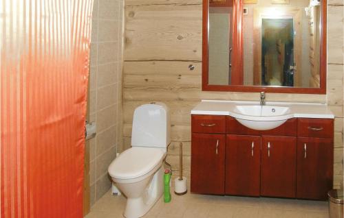 トリシルにあるAwesome Home In Trysil With 4 Bedrooms, Sauna And Wifiのバスルーム(トイレ、洗面台、鏡付)