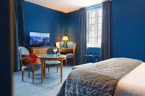 Postel nebo postele na pokoji v ubytování Logis Hôtel Beauséjour Colmar