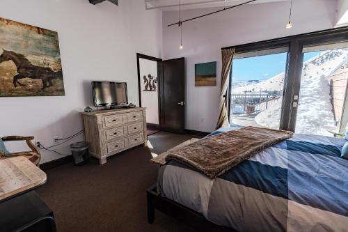 sypialnia z łóżkiem, telewizorem i oknem w obiekcie Pearl Penthouse by Jackson Vacations w mieście Jackson
