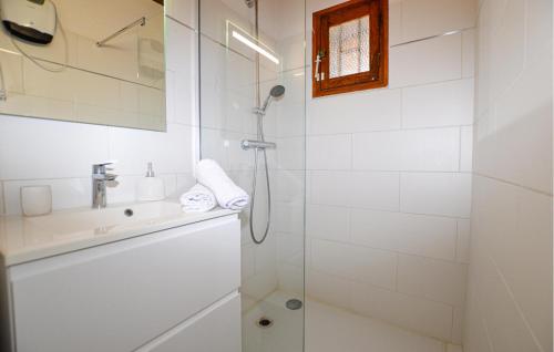 y baño con ducha y lavamanos. en 2 Bedroom Beautiful Home In Popolasca, 